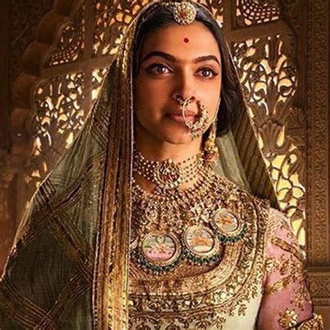 These unseen pictures of Deepika Padukone as Padmavati will take away your Monday blues