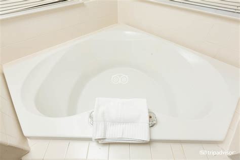 18 Romantic Hotels with Jacuzzi in Room in Williamsburg, VA ️