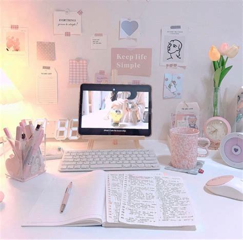 Pink desk aesthetic | Organisierter schreibtisch, Zimmer, Schreibtisch