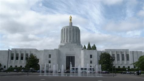 SALEM, OREGON - OCTOBER 4, 2015: The Oregon State Capitol In Salem ...