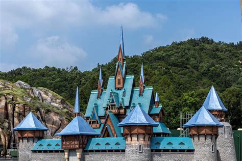 Hong Kong Disneyland Teases New "Frozen"-Themed Land Opening Next Year ...