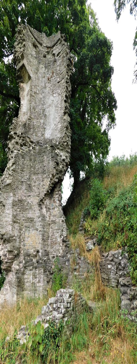 Crickhowell Castle | castle-finders.co.uk