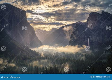 Sunrise at the Tunnel View in Yosemite Nationalpark, California, Usa ...