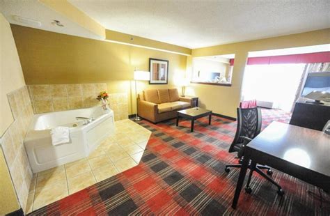 9 Toledo Hotels with Hot Tub in Room or Whirlpool Suites