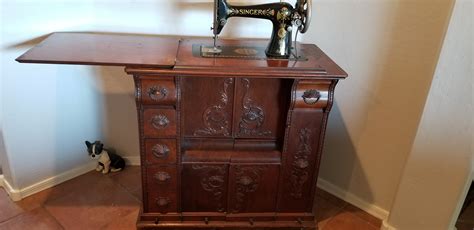 Singer Sewing Machine and cabinet | Collectors Weekly