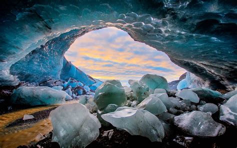 Ice cave in Skaftafell, Iceland [2045×1284] : EarthPorn