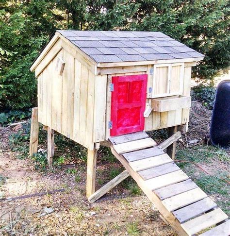 29 Pallet Chicken Coop Ideas (Weekend-Friendly)