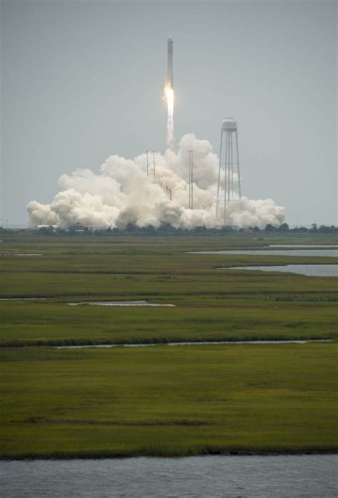 Antares rocket launches from Virginia - UPI.com