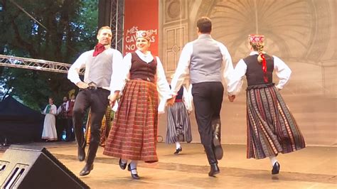 Latvian folk dance Latviešu tautas deju kolektīvs Madridē "Luste" - YouTube