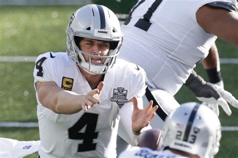 Emotional QB Derek Carr criticizes Raiders' performance in loss to ...