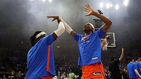 WATCH: Thunder greeted by fans at airport following season-ending loss