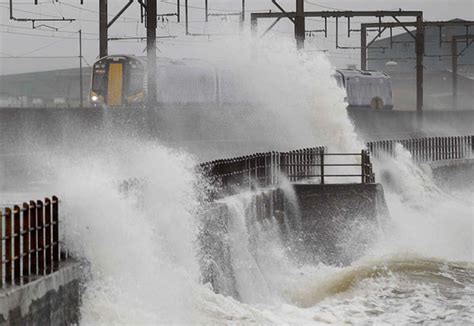 Gale Force Winds In Britain - Trawel India Mails