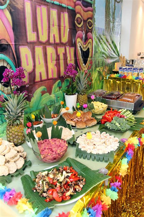 Luau party food table | Fiesta tematica hawaiana, Comidas hawaianas de fiesta, Decoraciones ...