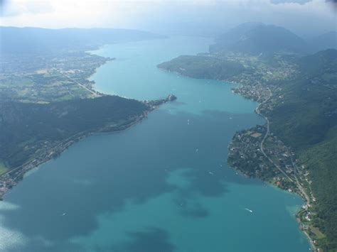 Prenez de la hauteur en découvrant le lac d’Annecy en hélicoptère