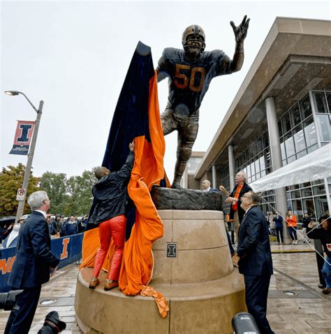 Butkus statue unveiled | WCIA.com