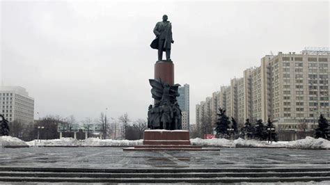 Russian Communists Assault Moscow Deputies Over Lenin Statue