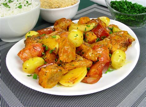 Frango assado com batatas: receita perfeita para almoço ou jantar