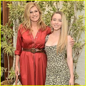 Sydney Sweeney Reunites with ‘White Lotus’ Mom Connie Britton at Glamour x Tory Burch Luncheon ...