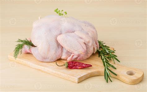 Raw whole chicken 10910556 Stock Photo at Vecteezy