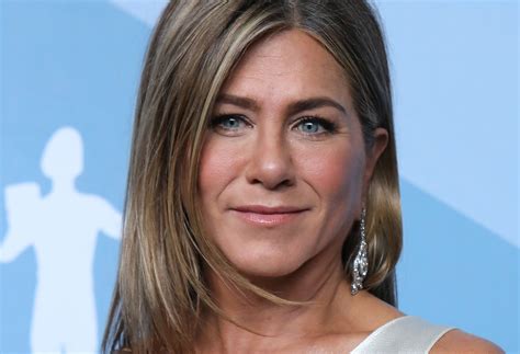 Jennifer Aniston defends cutting ties with unvaccinated friends | Reuters