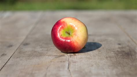 Red apple on a wooden table HD desktop wallpaper : Widescreen : High Definition : Fullscreen