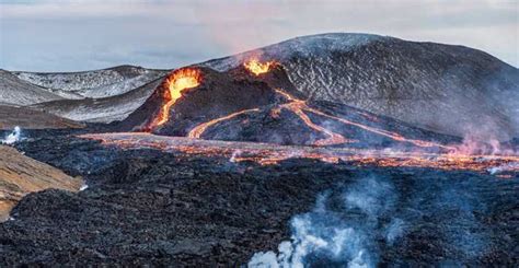 Reykjavik: Guided Active Volcano Hike in Reykjanes Peninsula | GetYourGuide