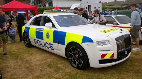 Rolls Royce Ghost Black Badge donado a la policía británica | Revista ...