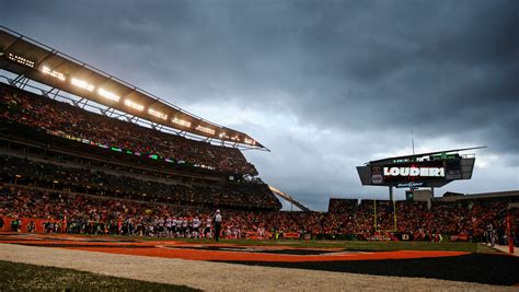 Why don't NFL-poor Bengals sell stadium name?