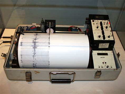 File:Kinemetrics seismograph.jpg - Wikimedia Commons