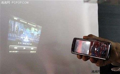 World’s first mobile phone with built in projector rips off iPhone UI