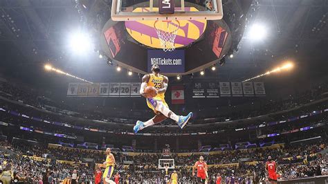 Share 67+ lebron james dunking wallpaper best - in.cdgdbentre