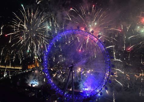 London celebrates the New Year with fireworks - Mirror Online