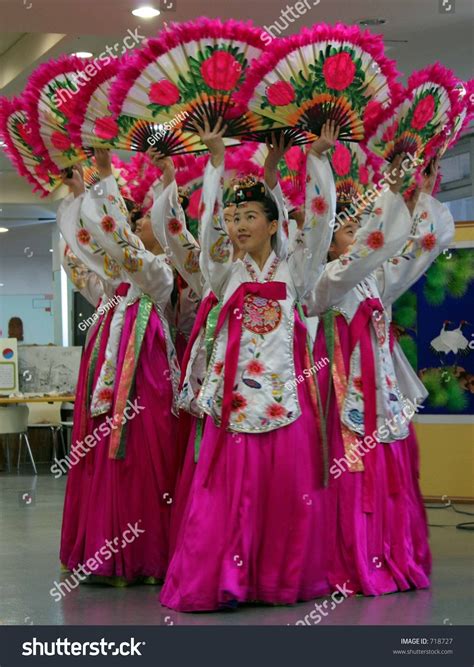 Traditional South Korean Fan Dance Stock Photo 718727 : Shutterstock