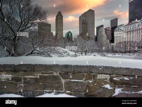 The Gapstow bridge in winter after snow storm Stock Photo - Alamy