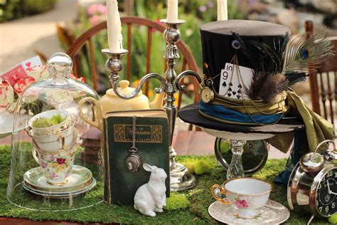 Alice in Wonderland | Mad Hatter Tea Party-themed vintage decor idea ...