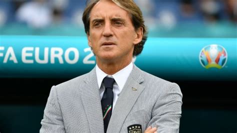 Euro 2020: The Secret of Roberto Mancini's suit