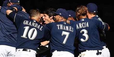 Christian Yelich delivers walk-off win