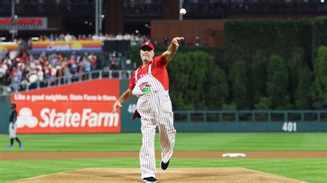 Jamie Moyer throws out the ceremonial first pitch | 10/04/2023 ...