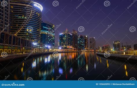 Night view of Dubai Marina editorial image. Image of stars - 135665095