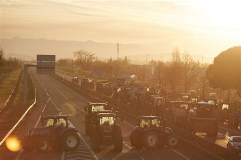 France Tries to Stop Farmers’ Protest Blockading Paris - Bloomberg