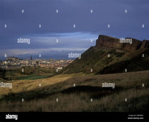 Edinburgh Skyline & Salisbury Crags Stock Photo - Alamy