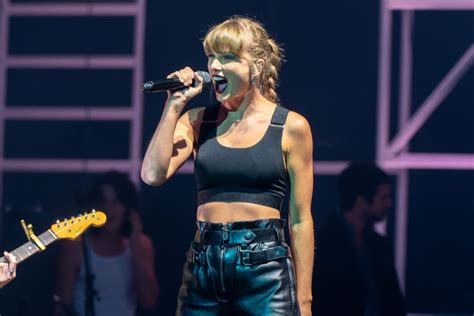 Taylor Swift Gets Edgy at Haim Concert in Bra Top & 5-Inch Heels – Footwear News