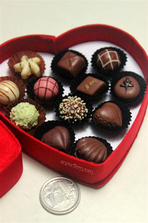 Clover Tea - a dolly blog: Miniature Godiva Chocolate Heart Box in 1:3 ...