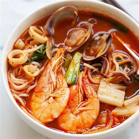 Jjamppong (Korean Seafood Noodle Soup) - Rasa Malaysia