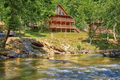 Smoky Mountain 2-Bedroom Riverside Cabin For Rent