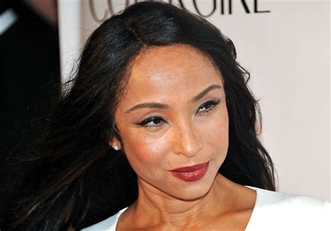 Sade Adu, 6 Other Nigerians Who have Won the Grammy Awards