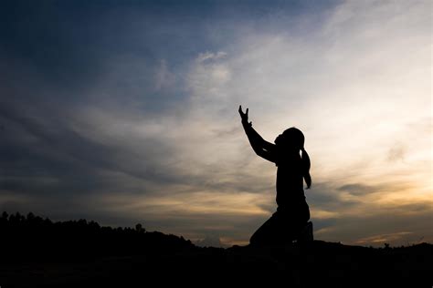 silueta de mujer orando con dios 5450669 Foto de stock en Vecteezy