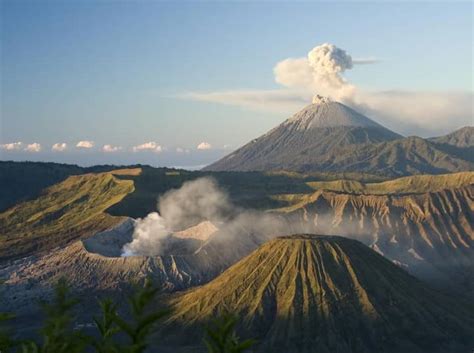 Gunung Tertinggi di Pulau Jawa, Anda Berani Hiking?