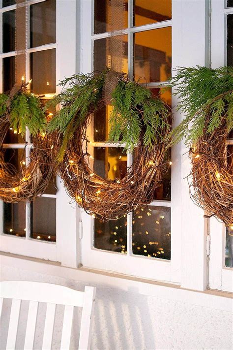 20+ Amazing Outdoor Christmas Wreaths For Windows Ideas - SWEETYHOMEE