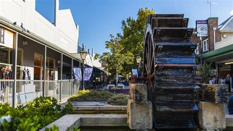 Windsor - Hawkesbury Regional Gallery, heritage building and paddlesteamer | Sydney.com